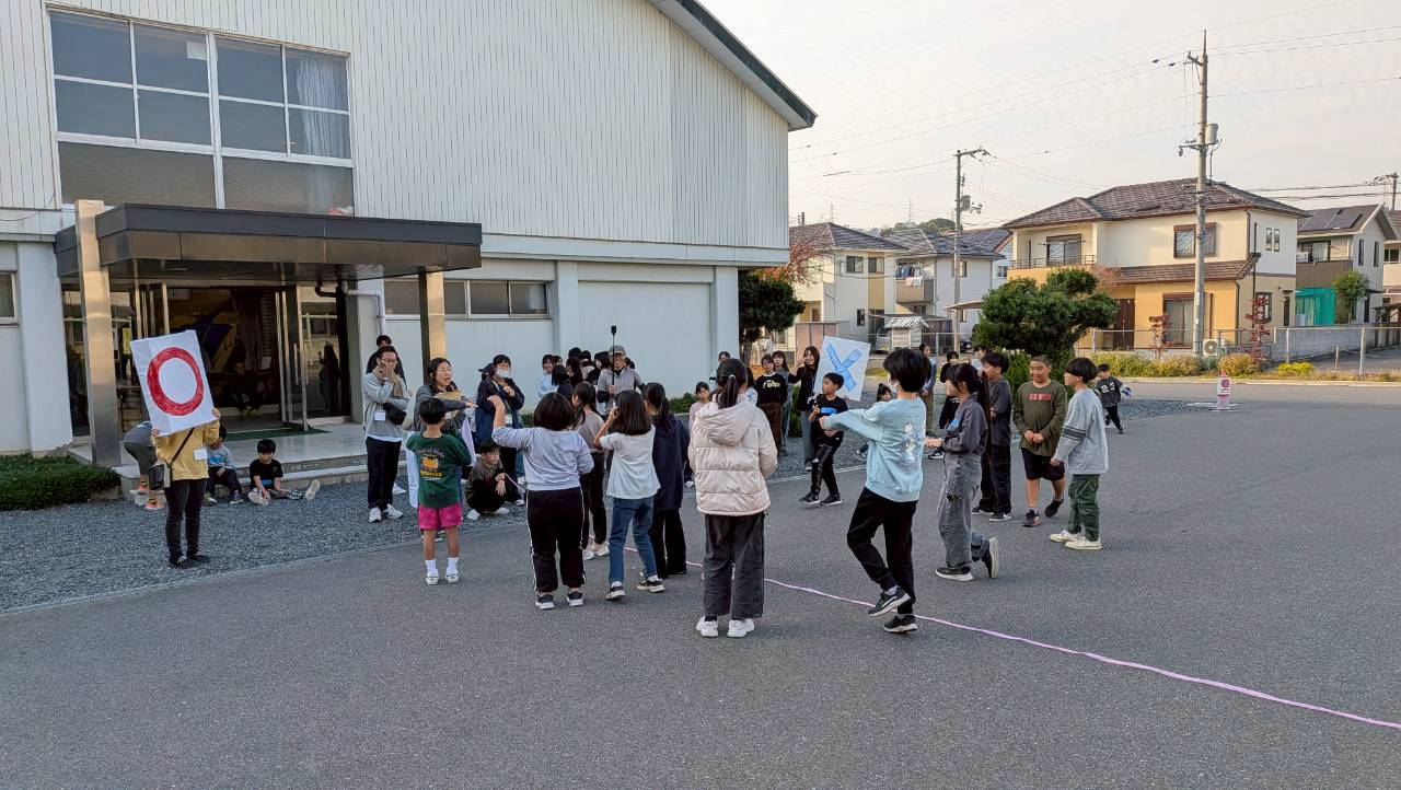 船穂小学校の校庭で○×ゲームをする子どもたち