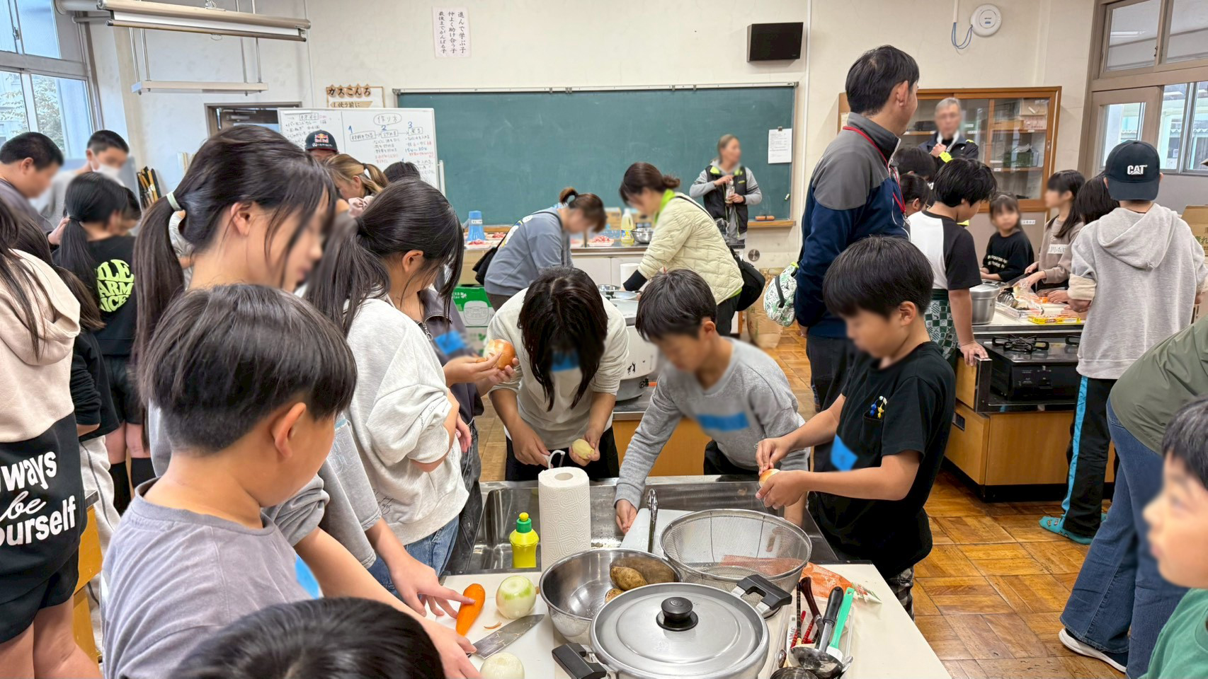 調理室でカレーの下ごしらえをする様子