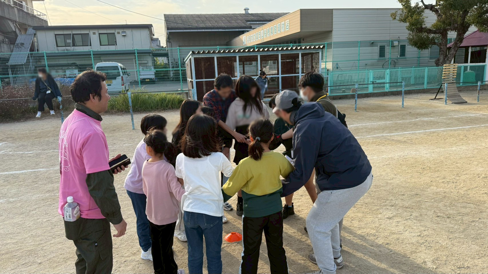 実行委員と子どもたちが輪になって話す様子
